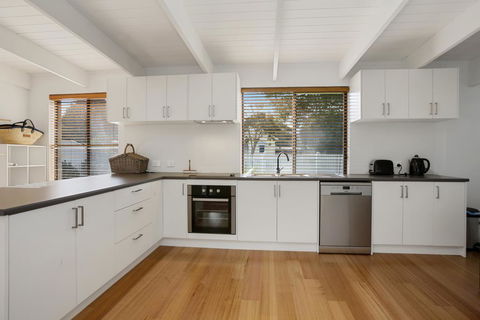 THE ASHMAN HOUSE - Modern And Close To Town - Tourism Noosa 2