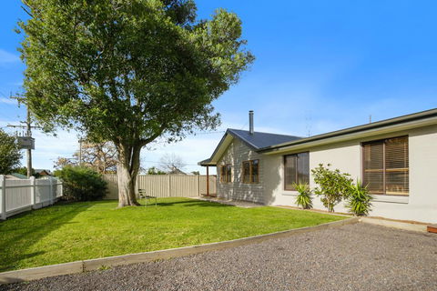 THE ASHMAN HOUSE - Modern And Close To Town - Tourism Noosa 3