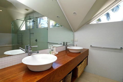 THE BEACH HOUSE - Tourism Noosa 0