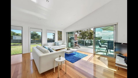 Seas The Day - Seaside Getaway - Tourism Noosa 0