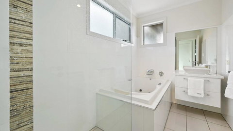 Seas The Day - Seaside Getaway - Tourism Noosa 3