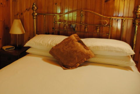The Wombat Cottage - Tourism Noosa 9