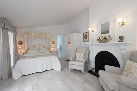White Dove Cottage Bed And Breakfast - Tourism Noosa 0