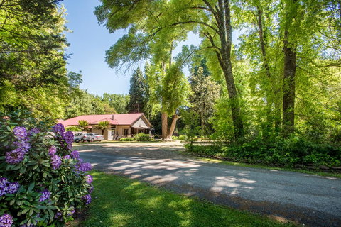 Avalon House - Tourism Noosa 0