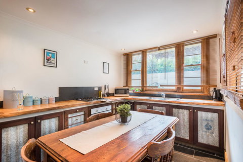 Avalon House - Tourism Noosa 40