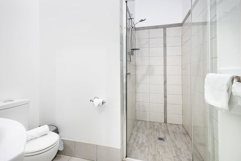 Avalon House - Tourism Noosa 36