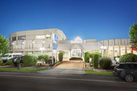 Ciloms Airport Lodge - Tourism Noosa 0