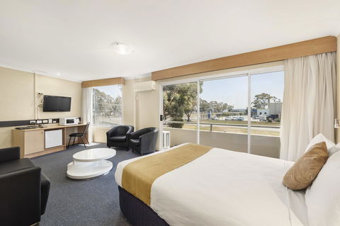 Ciloms Airport Lodge - Tourism Noosa 6