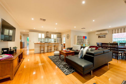 Lovely 5BR Full House In Glen Waverley, Walk To Train, Bus & Shops - Tourism Noosa 1