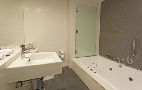 Causeway 353 Hotel - Tourism Noosa 9