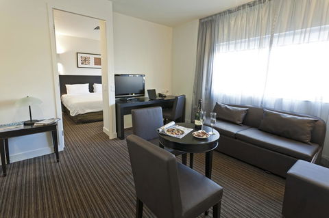 Causeway 353 Hotel - Tourism Noosa 10