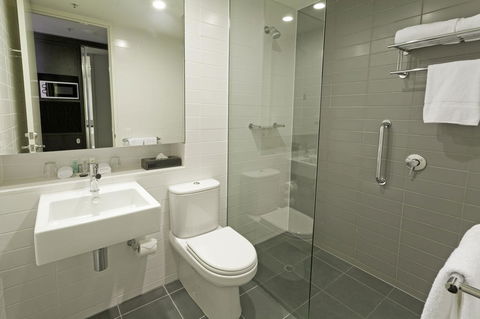 Causeway 353 Hotel - Tourism Noosa 2