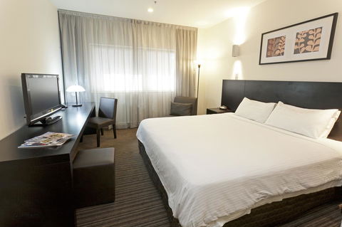 Causeway 353 Hotel - Tourism Noosa 0