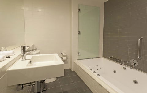 Causeway 353 Hotel - Tourism Noosa 29