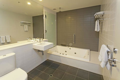 Causeway 353 Hotel - Tourism Noosa 35