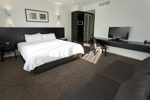 Causeway 353 Hotel - Tourism Noosa 8