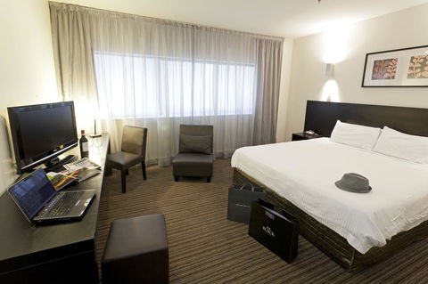 Causeway 353 Hotel - Tourism Noosa 24