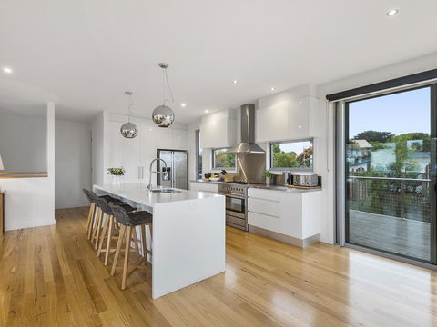 Aireys Ocean View - Tourism Noosa 6