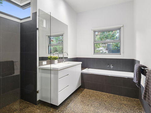Aireys Ocean View - Tourism Noosa 9