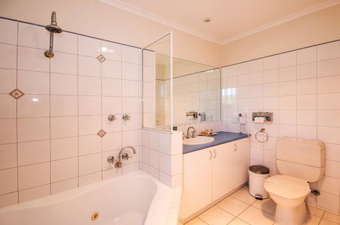 Torquay Tropicana Motel - Tourism Noosa 16
