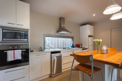 The Love Shack - Romantic Bungalow - Tourism Noosa 5