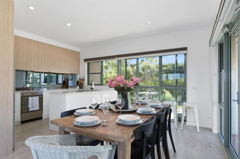 7 & 8 Monte Vista Sorrento - Tourism Noosa 2