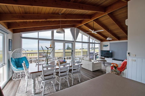 Stunning Waterfront Only 10 Minutes To Phillip Island - FREE EV UNIT 7kW For Electric Cars - Pet Friendly, Fireplace FREE WIFI Wine & Chocolates - Tourism Noosa 0