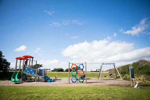 Stunning Waterfront Only 10 Minutes To Phillip Island - FREE EV UNIT 7kW For Electric Cars - Pet Friendly, Fireplace FREE WIFI Wine & Chocolates - Tourism Noosa 8