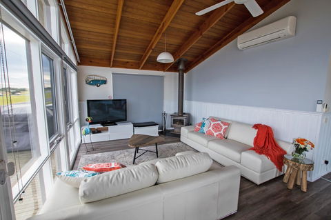 Stunning Waterfront Only 10 Minutes To Phillip Island - FREE EV UNIT 7kW For Electric Cars - Pet Friendly, Fireplace FREE WIFI Wine & Chocolates - Tourism Noosa 1