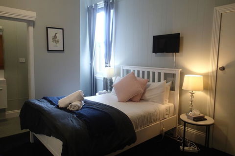 The Bischoff Hotel - Tourism Noosa 3