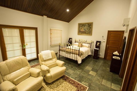 The Block Vista B&B - Tourism Noosa 1