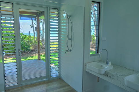 The Bungalows - Tourism Noosa 3