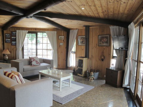 The Cottage - Tourism Noosa 0