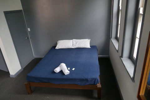 The Crown & Anchor Hotel - Tourism Noosa 2