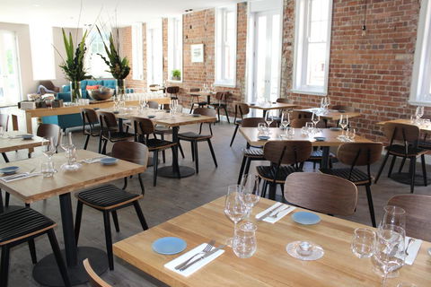 The Crown & Anchor Hotel - Tourism Noosa 3