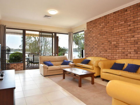 The House On The Lake @ Fishing Point, Lake Macquarie - Honestly Put The Line In And Catch Fish - Tourism Noosa 3