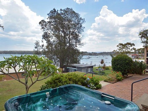 The House On The Lake @ Fishing Point, Lake Macquarie - Honestly Put The Line In And Catch Fish - Tourism Noosa 1