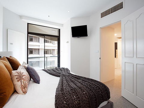 THE HYDEAWAY-LUXE HYDE PARK CITY APARTMENT-hosted By LAbode Accommodation - Tourism Noosa 3