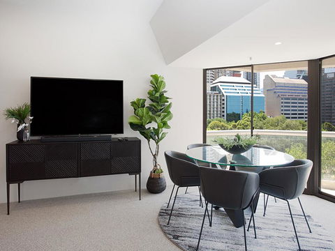 THE HYDEAWAY-LUXE HYDE PARK CITY APARTMENT-hosted By LAbode Accommodation - Tourism Noosa 1