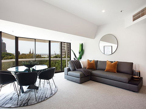 THE HYDEAWAY-LUXE HYDE PARK CITY APARTMENT-hosted By LAbode Accommodation - Tourism Noosa 0