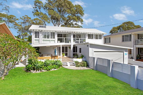 THE LAKE HOUSE - WiTH SWIMMING POOL - Tourism Noosa 0