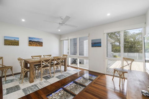 THE LAKE HOUSE - WiTH SWIMMING POOL - Tourism Noosa 1