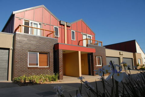 The Lakes Apartments - Tourism Noosa 0