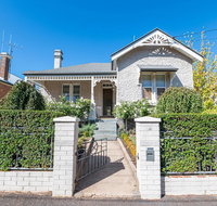 The Pearl on Prince  Stylish Cottage CBD Wifi - Tourism Noosa