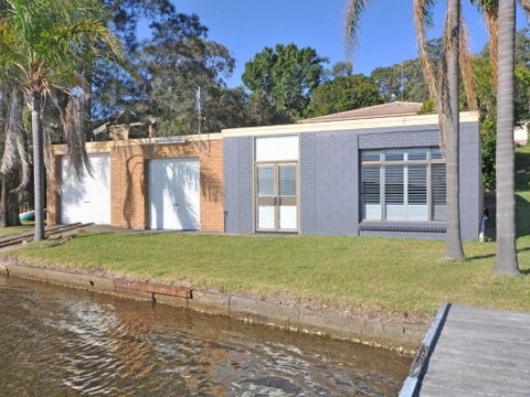 The Studio On The Lake @ Fishing Point, Lake Macquarie - Honestly Put The Line In And Catch Fish - Tourism Noosa 1