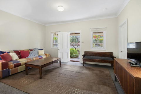 THE TEACHERS COTTAGE - Tourism Noosa 0