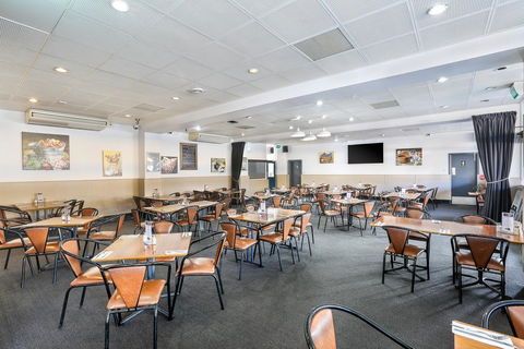 The Union Club Hotel - Tourism Noosa 1