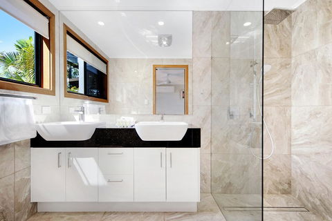THE VIEW, TUGUN - 4 Bedrooms - Sea Views - Private Heated Pool - Tourism Noosa 2