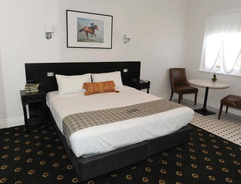 The Yarrawonga Hotel - Tourism Noosa 0