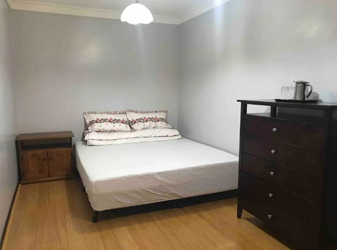 Thomastown Antique House En-suite Room - Tourism Noosa 0
